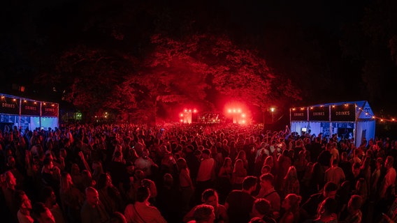 Beim Lüneburger Stadtfest 2024 feiern Tausende im Clamartpark. © EXC Media Foto: EXC Media