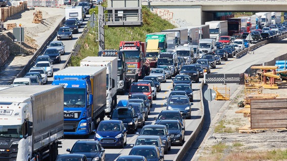 Zahlreiche Autos und Lkw stauen sich auf einer Autobahn. © Georg Wendt/dpa Foto: Georg Wendt