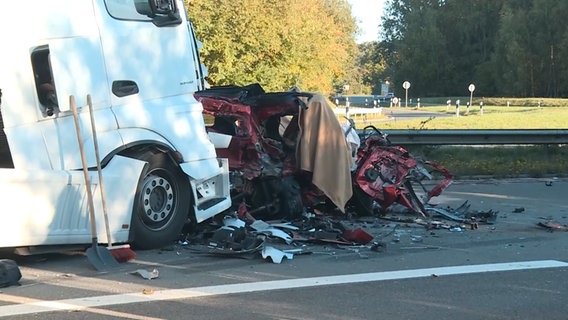Ein Lkw steht hinter einem Autowrack nach einem Unfall auf der Autobahn. © NonstopNews 