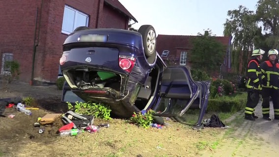 Ein Auto liegt nach einem Unfall auf dem Dach. © Hellwig TV Elbnews Produktion 