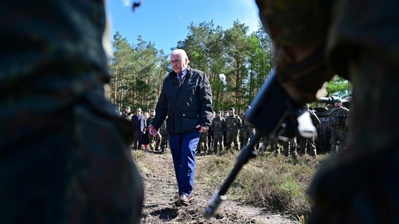 Bundespräsident Frank-Walter Steinmeier besucht die Übung "National Guardian" bei der Panzertruppenschule auf dem Truppenübungsplatz Munster. © picture alliance/dpa | Philipp Schulze Foto: Philipp Schulze