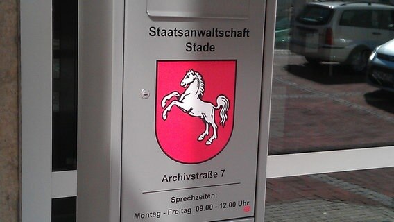 Das Türschild der Staatsanwaltschaft Stade ist zu sehen. © NDR Foto: Karsten Schulz