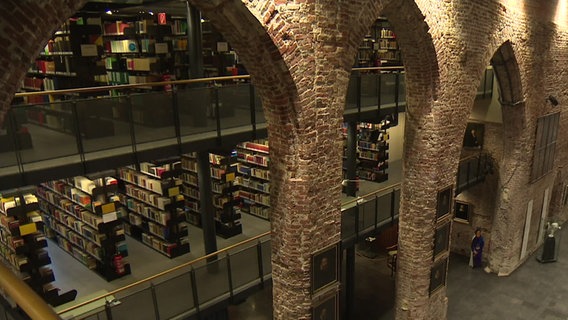 Die Innenräume der Johannes a Lasco Bibliothek in Emden. © NDR Foto: Catherine Grim