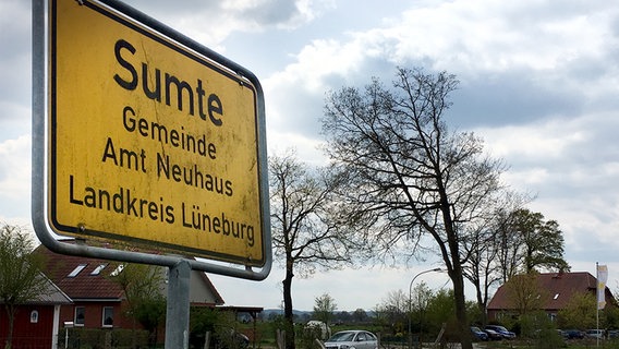 Ortsschild der Ortschaft Sumte in der Gemeinde Amt Neuhaus. © Dirk Drazewski 