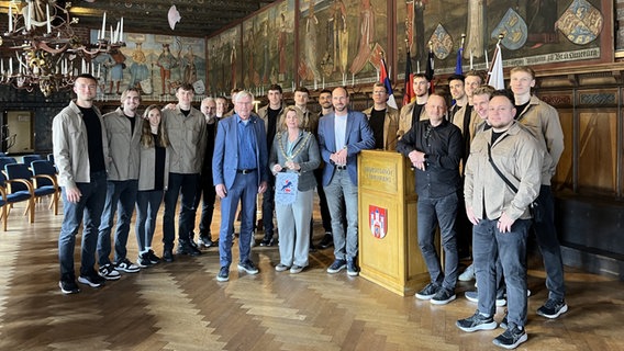 Lüneburgs Oberbürgermeisterin Claudia Kalisch und Sportdezernent Matthias Rink begrüßen das Team der SVG Lüneburg im Fürstensaal des Lüneburger Rathauses. © Hansestadt Lüneburg 