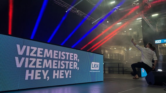 "Vizemeister, Vizemeister. Hey. Hey": Der Abschlussabend war auch eine Zeit für Selfies. © NDR Niedersachsen Foto: Marie Schiller
