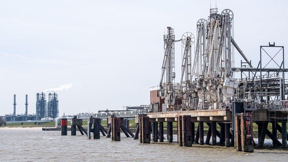 Der Industriehafen Stade, der für das geplante Import-Terminal für Flüssigerdgas zukünftig erweitert werden soll. © picture alliance/dpa/Sina Schuldt Foto: Sina Schuldt