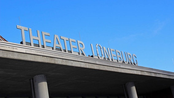 Der Schriftzug über dem Gebäude des Lüneburger Theaters. © NDR Foto: Ann-Kristin Mennen