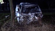 Ein Pkw steht nach einem Unfall auf dem Seitenstreifen. © TV-Elbnews 