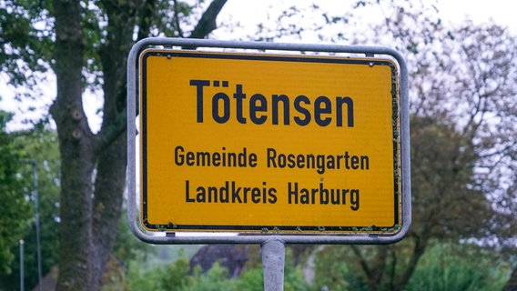 Orsteingangsschild von Tötensen im Landkreis Harburg mit Bäumen im Hintergrund. © picture alliance 