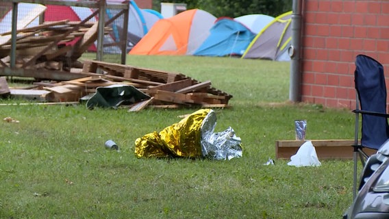 Eine Rettungsdecke vor Zelten auf einer Wiese in Toppenstedt.  Bei einem Unfall kamen hier zwei Menschen ums Leben.  © TNN 
