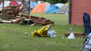 Eine Rettungsdecke vor Zelten auf einer Wiese in Toppenstedt. Hier sind zwei Menschen bei einem Unfall gestorben. © TNN 