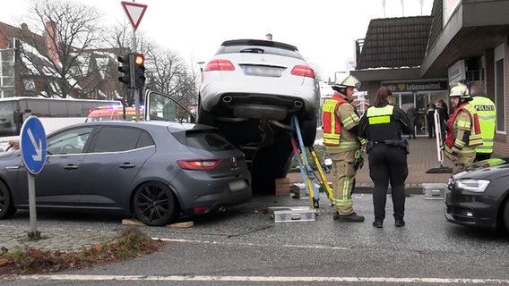 Ein Pkw steht nach einem Unfall auf dem Dach eines anderen Fahrzeugs. © Hellwig TV Elbnews Produktion 