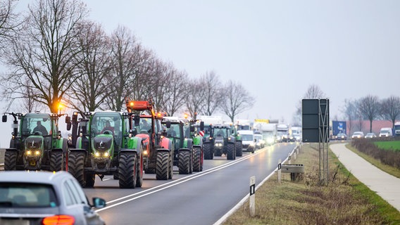Landwirte fahren mit ihren Traktoren über Bundesstraße 4. Sie protestieren gegen die Pläne der Bundesregierung, den Agrardiesel und die Kfz-Steuerbefreiung für die Land- und Forstwirtschaft zu streichen. © Philipp Schulze/dpa Foto: Philipp Schulze/dpa