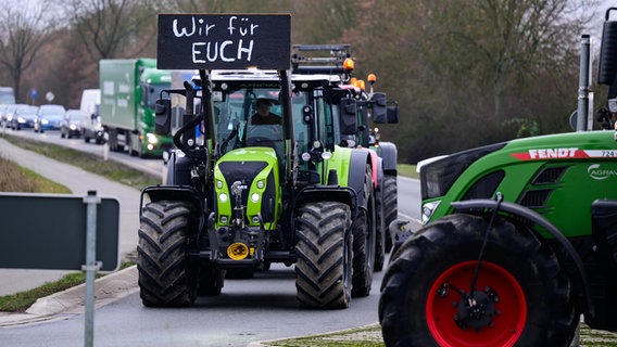 Landwirte fahren mit ihren Traktoren über Bundesstraße 4. Sie protestieren gegen die Pläne der Bundesregierung, den Agrardiesel und die Kfz-Steuerbefreiung für die Land- und Forstwirtschaft zu streichen. © Philipp Schulze/dpa Foto: Philipp Schulze/dpa