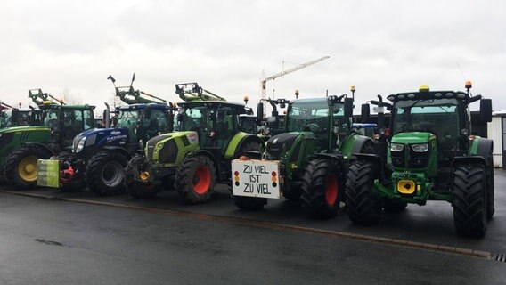 Landwirte beim Treffpunkt Uelzen: Sie protestieren gegen die Pläne der Bundesregierung, den Agrardiesel und die Kfz-Steuerbefreiung für die Land- und Forstwirtschaft zu streichen. © NDR Foto: Regina Homburg