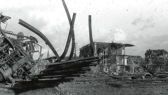 Der Güterbahnhof Uelzen vollkommen zerstört nach einem Angriff britischer Flugzeuge - 1945. © NDR Foto: anonym