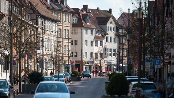Eine Straße befindet sich in der Uelzener Innenstadt. © dpa Foto: Philipp Schulze