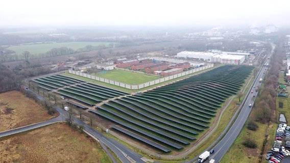 Eine Luftaufnahme zeigt eine PV-Anlage neben der JVA Uelzen. © NDR Foto: Jon Mendrala
