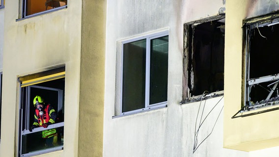 Die Feuerwehr ist am Krankenhaus Uelzen im Einsatz. Hier hatte es gebrannt. © Philipp Schulze/dpa Foto: Philipp Schulze/dpa