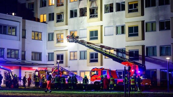 Die Feuerwehr ist am Krankenhaus Uelzen im Einsatz. Hier hatte es gebrannt. © Philipp Schulze/dpa Foto: Philipp Schulze/dpa