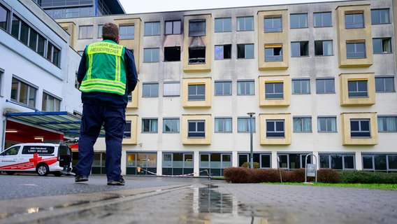Das Helios Klinikum in Uelzen ist nach einem Brand beschädigt. © dpa Foto: Philipp Schulze