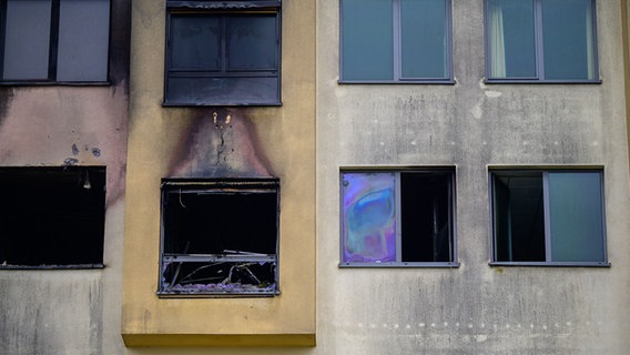 Spuren eines Brandes sind an der Fassade eines Krankenhauses in Uelzen zu sehen. © picture alliance/dpa | Philipp Schulze Foto: Philipp Schulze