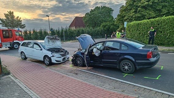 Zwei Pkw stehen nach einem Unfall auf der Straße. © Polizeiinspektion Stade 