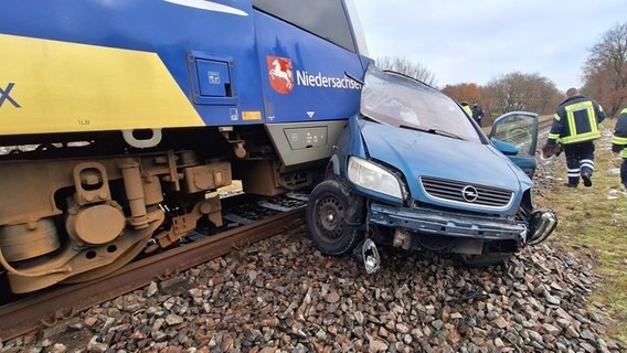 Ein Regionalzug und ein Pkw stehen nach einem Unfall auf einem Gleis bei Dannenberg. © Kreisfeuerwehr Lüchow Dannenberg 