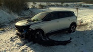 Nach einem Unfall im Heidekreis steht ein beschädigtes Auto im Schnee. © HannoverReporter 