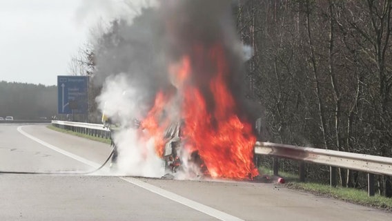 Ein Auto brennt auf der A7 bei Egestorf-Evendorf. © NonstopNews 