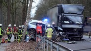 Nach einem Unfall im Landkreis Harburg steht ein stark beschädigtes Auto mit dem Heck auf einer Leitplanke. © Hellwig TV-Elbnews Produktion 