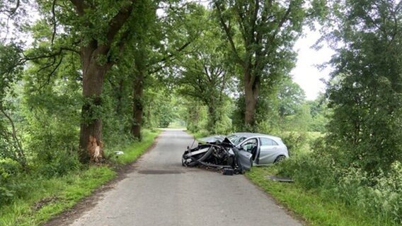 Ein Auto ist nach einem Unfall weitgehend zerstört. Ein 83-Jähriger war im Landkreis Stade gegen einen Baum gefahren. © Polizeiinspektion Stade 