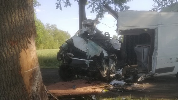 Ein komplett zerstörter, weißer Transporter steht neben einem Baum. Ein komplett zerstörter, weißer Transporter steht neben einem Baum. © Polizeiinspektion Rotenburg