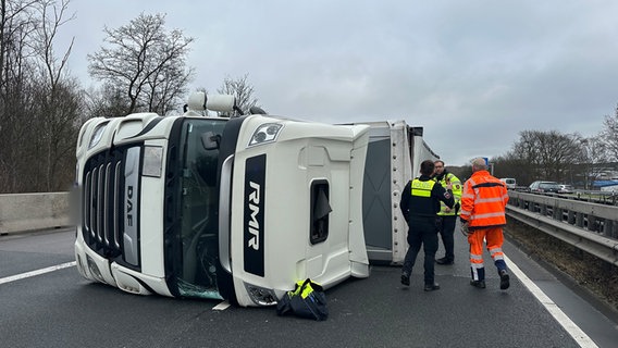 Nach einem Unfall auf der A39 liegt ein umgekippter Lkw auf der Seite auf der Fahrbahn. © NEWS5 