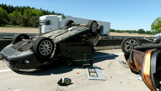 Einsatzkräfte der Feuerwehr stehen nach einem Unfall auf der A7 bei Toppenstedt. © NEWS5 