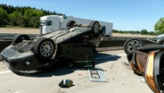 Einsatzkräfte der Feuerwehr stehen nach einem Unfall auf der A7 bei Toppenstedt. © NEWS5 