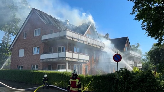 Einsatzkräfte der Feuerwehr löschen ein brennendes Mehrfamilienhaus in Vahrendorf. © Hellwig TV Elbnews Produktion 