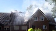 Einsatzkräfte der Feuerwehr löschen ein brennendes Mehrfamilienhaus in Vahrendorf. © Hellwig TV Elbnews Produktion 