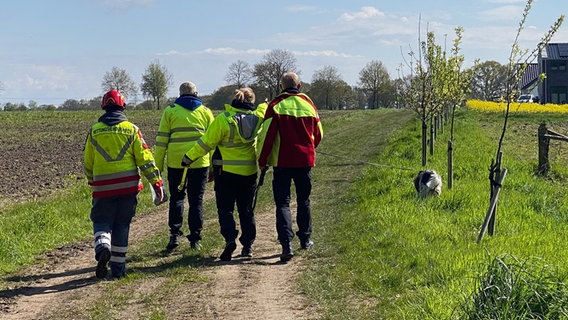 Mitglieder eine Rettungshundestaffel suchen nach einem vermissten Jungen im Landkreis Rotenburg. © NDR Foto: Peter Becker
