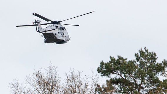 Bremervörde: Ein Hubschrauber der Bundeswehr fliegt während der Suche nach dem vermissten Arian über ein Waldgebiet. © dpa-Bildfunk Foto: Daniel Bockwoldt