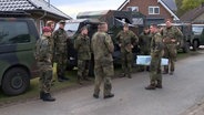 Soldaten der Bundeswehr besprechen sich bei der Suchaktion nach Arian aus Bremervörde. © NonstopNews 
