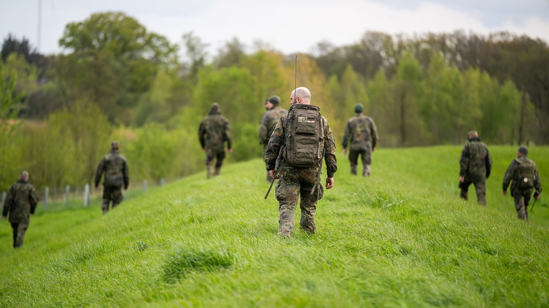 Soldaten der Bundeswehr durchsuchen das Ufer unweit der Oste nach dem vermissten Arian.