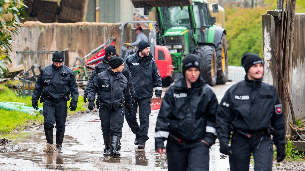 Polizisten und Polizistinnen auf der Suche nach Arian in Gräpel. Der sechsjährige Junge aus Bremervörde-Elm wird seit Montag vermisst.