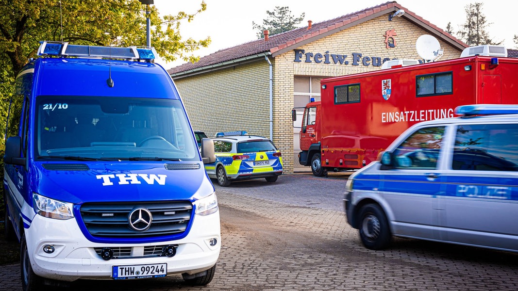Fahrzeuge vom Technischem Hilfswerk (THW) sowie von Polizei und Feuerwehr stehen am Morgen auf dem Gelände der Freiwilligen Feuerwehr Elm.