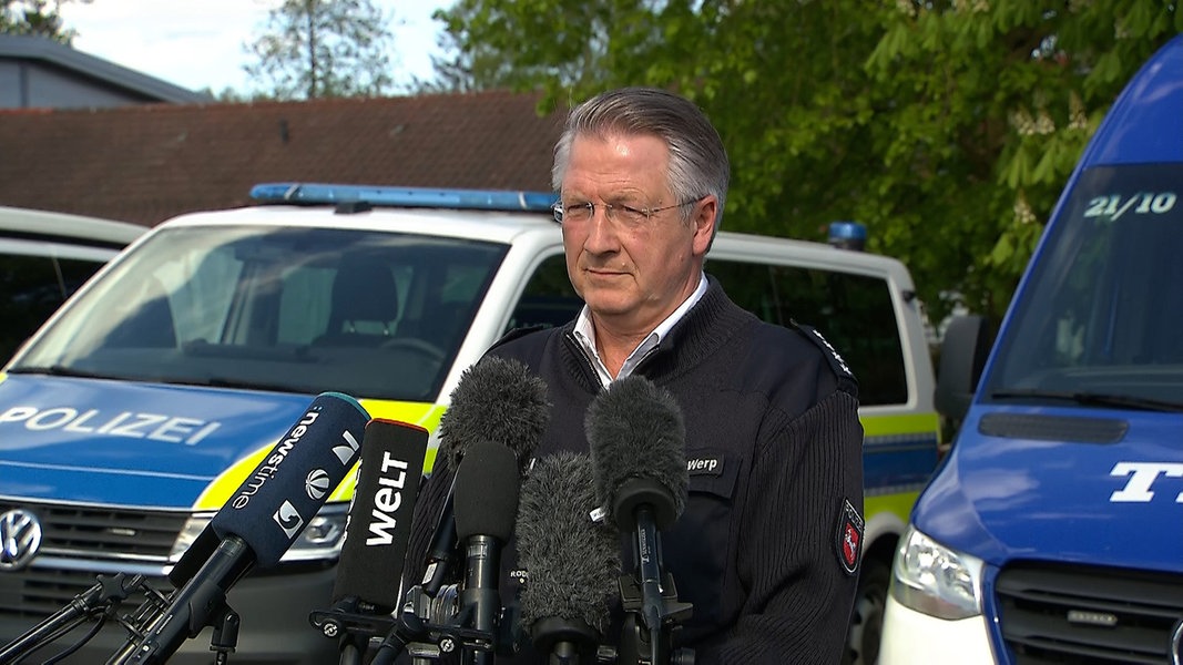 Der Polizeipressesprecher Heiner van der Werp gibt eine Erkärung zu der Suche nach dem vermissten Arian ab.