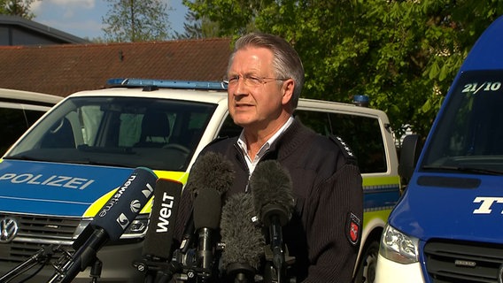 Der Polizeipressesprecher Heiner van der Werp gibt eine Erkärung zu der Suche nach dem vermissten Arian ab. © NDR 