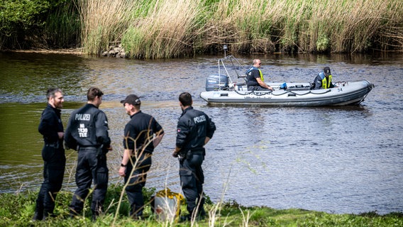 Für die Suche nach Arian fahren Einsatzkräfte der Polizei mit einem Schlauchboot über die Oste. © dpa-Bildfunk Foto: Sina Schuldt