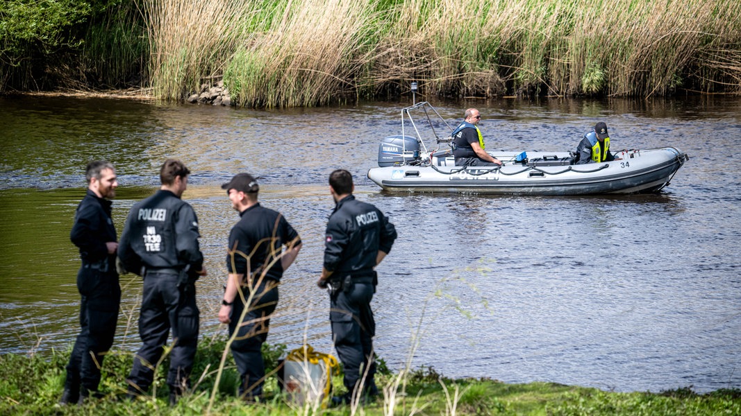 Für die Suche nach Arian fahren Einsatzkräfte der Polizei mit einem Schlauchboot über die Oste. 