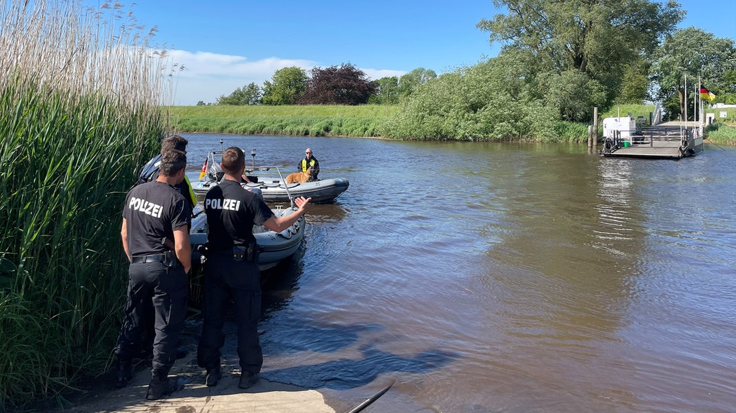Polizeibeamte suchen mit Booten auf der Oste nach dem vermissten Arian.